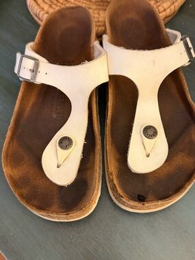 Birkenstock Gizeh sandals in white with a thong design